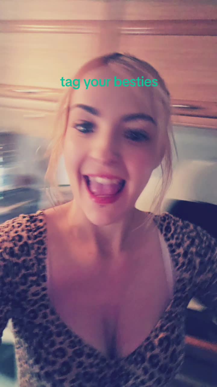 @Adora