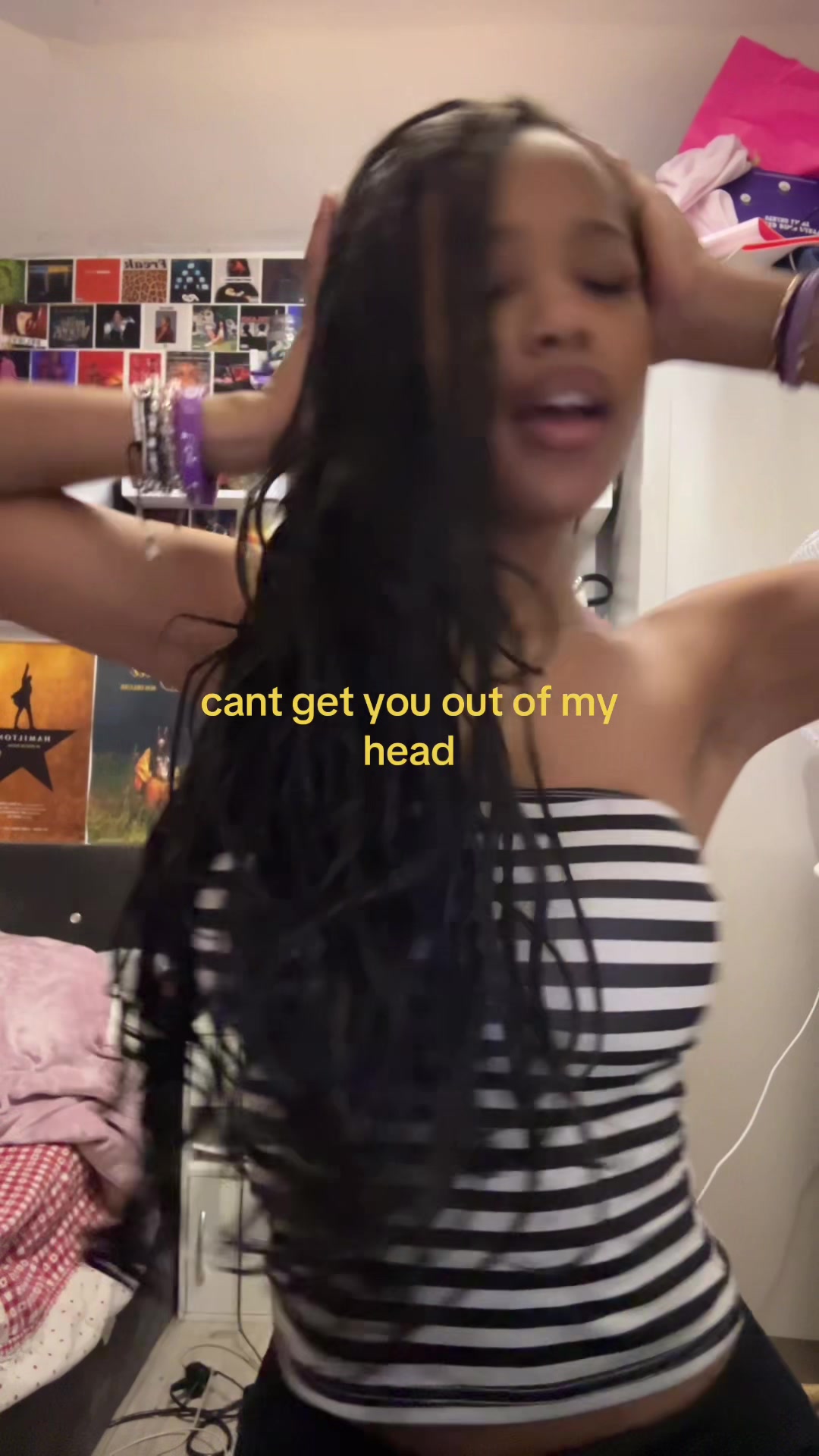 @>.<