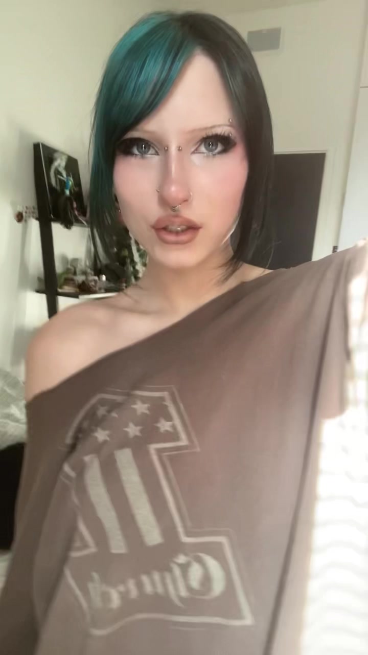 @>_<