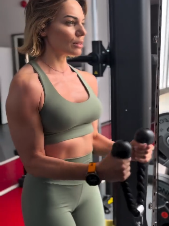 @imaleskou_fans