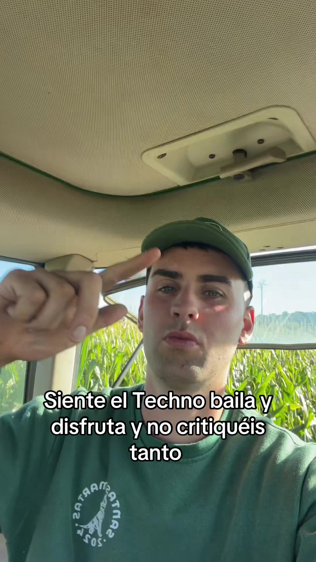@El del techno en el tractor