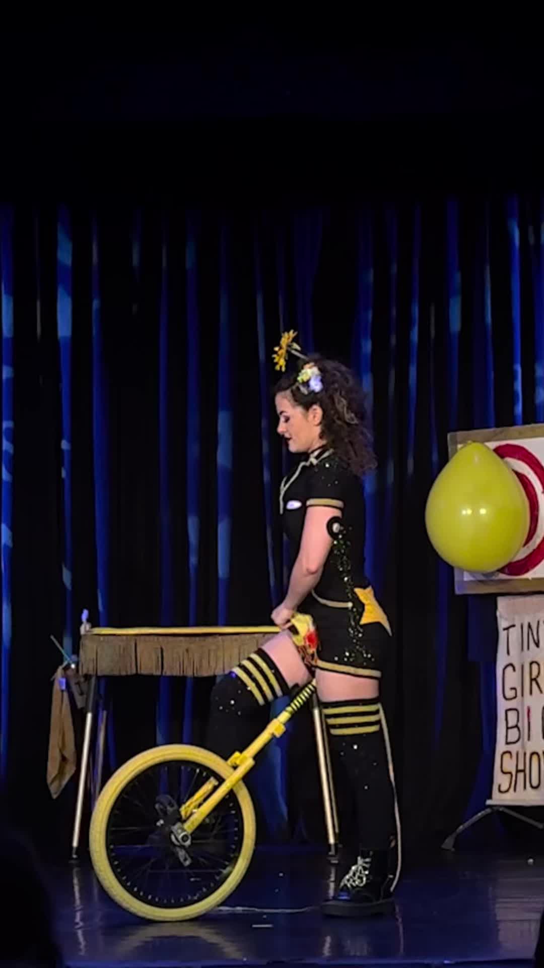 @Tiny Girl Big Show