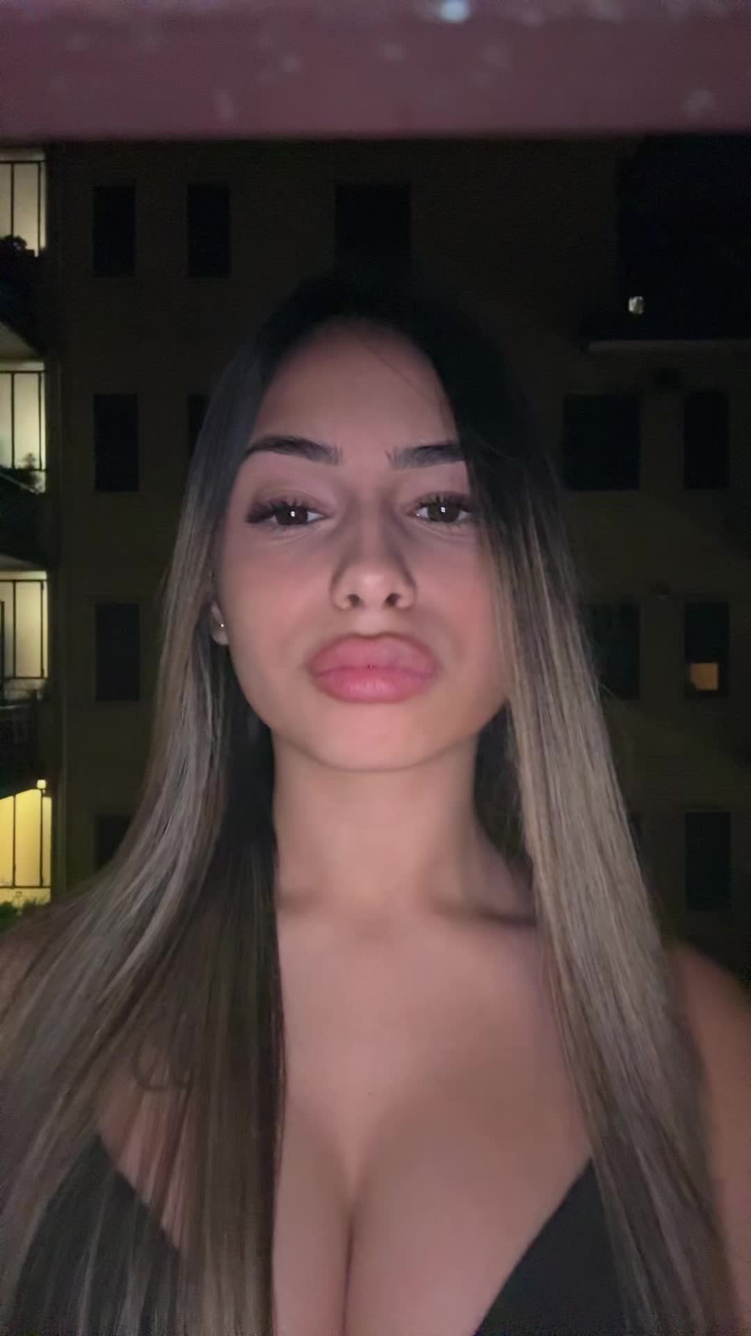 @elisaangiius