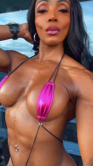@musclegirls