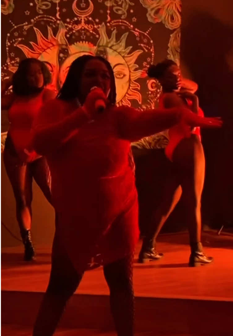 @MystiQu&euml;