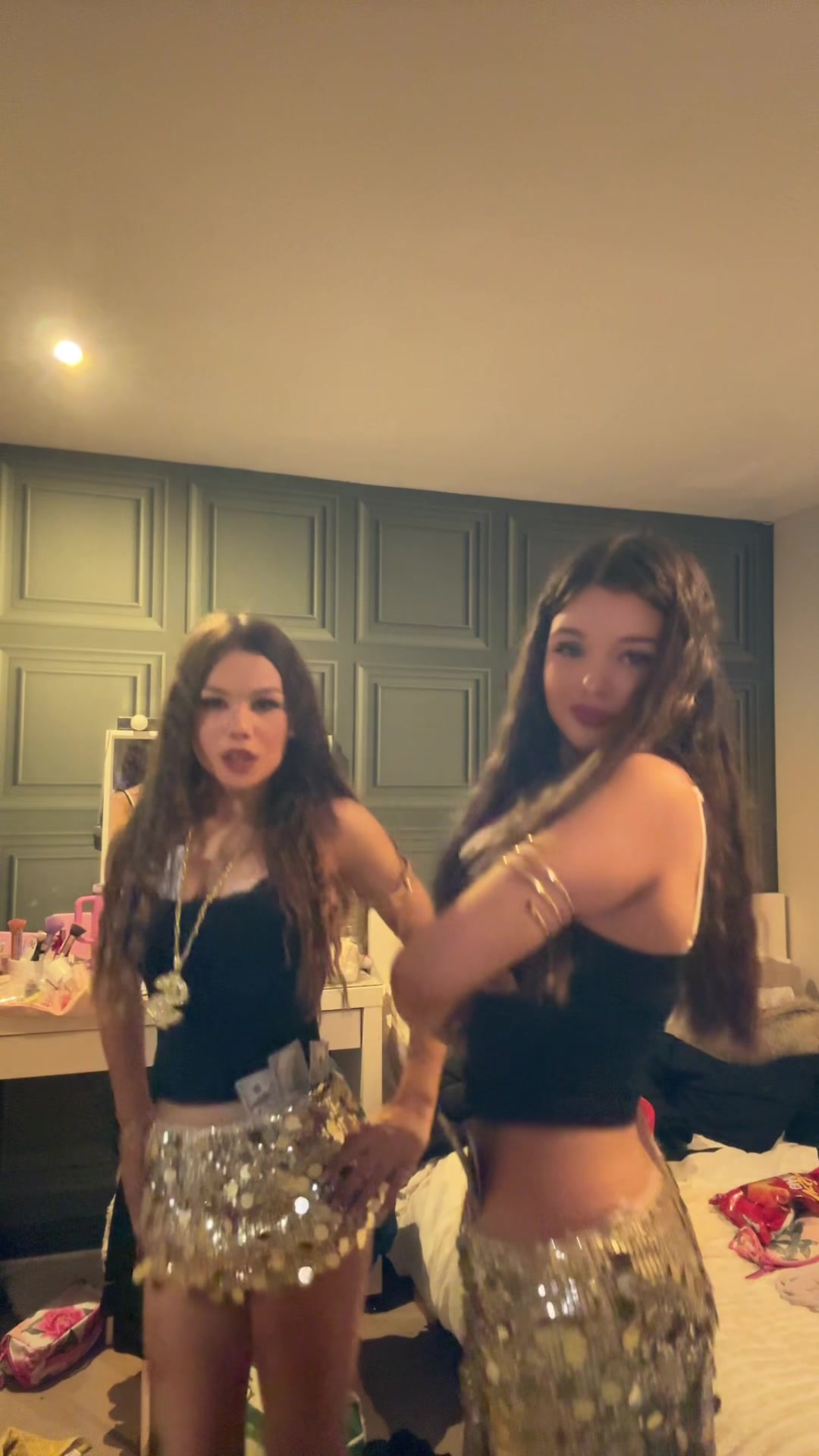 @???