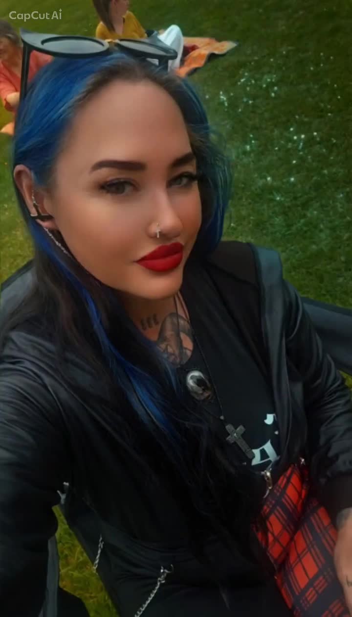@⸸ 𝔈𝔪𝔬𝔔𝔲𝔢𝔢𝔫 ⸸