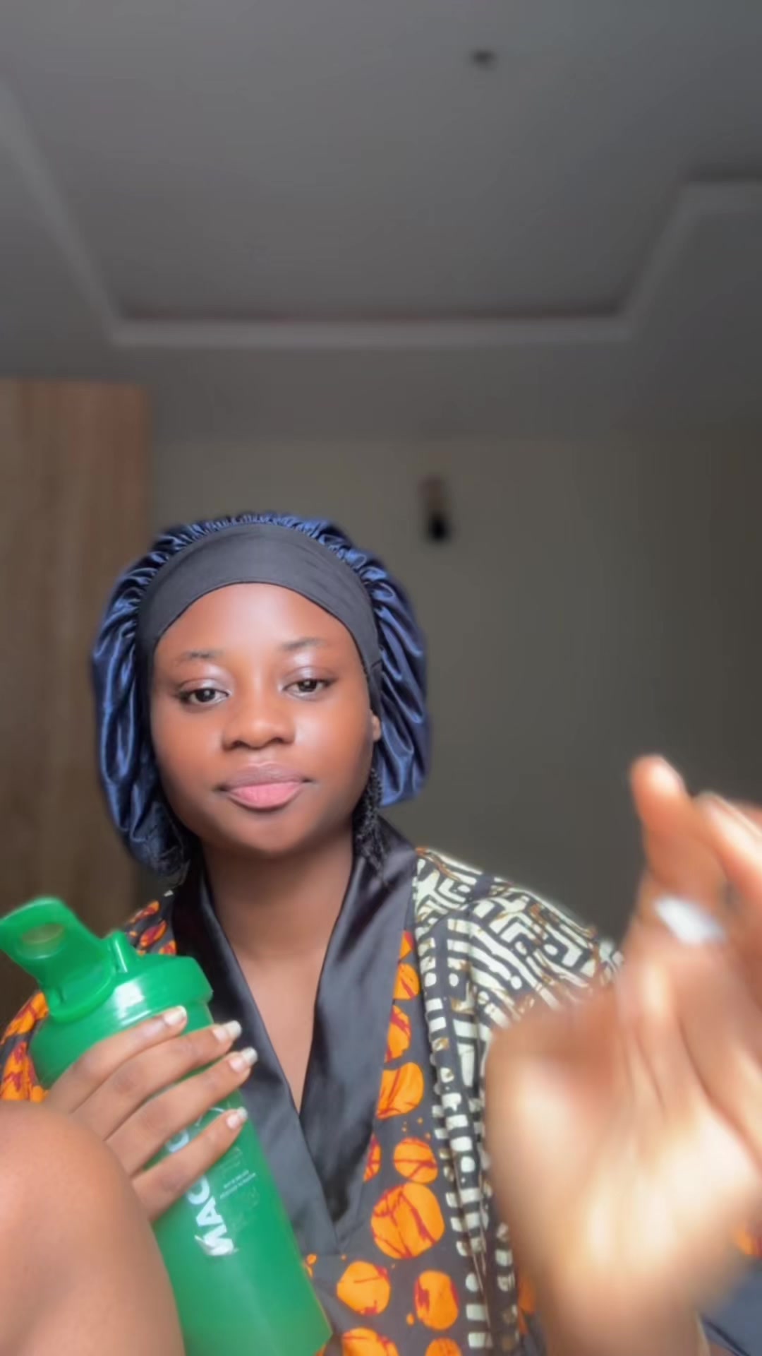 @Regiescoop the bonnet girl