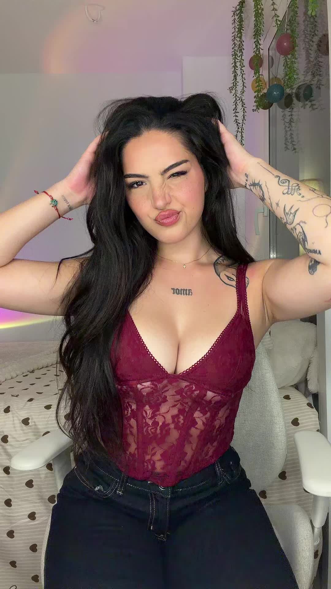 @Elenaalexis17