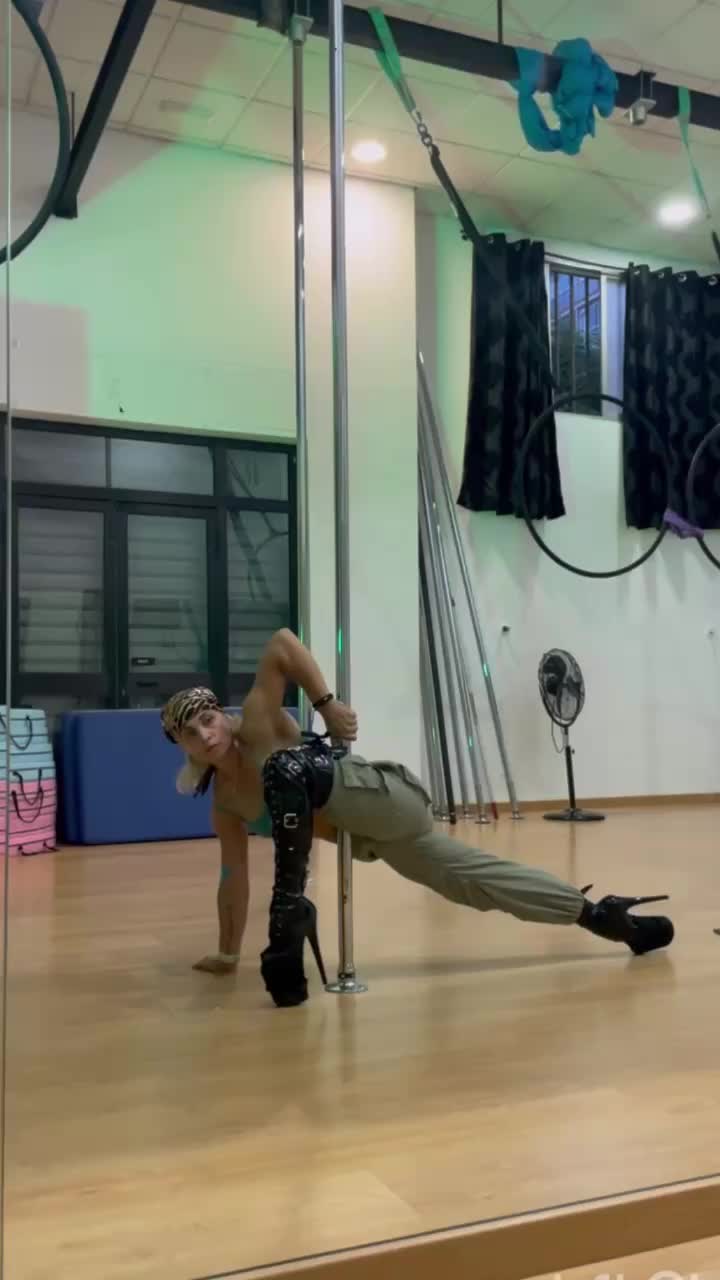 @lesiapoledance