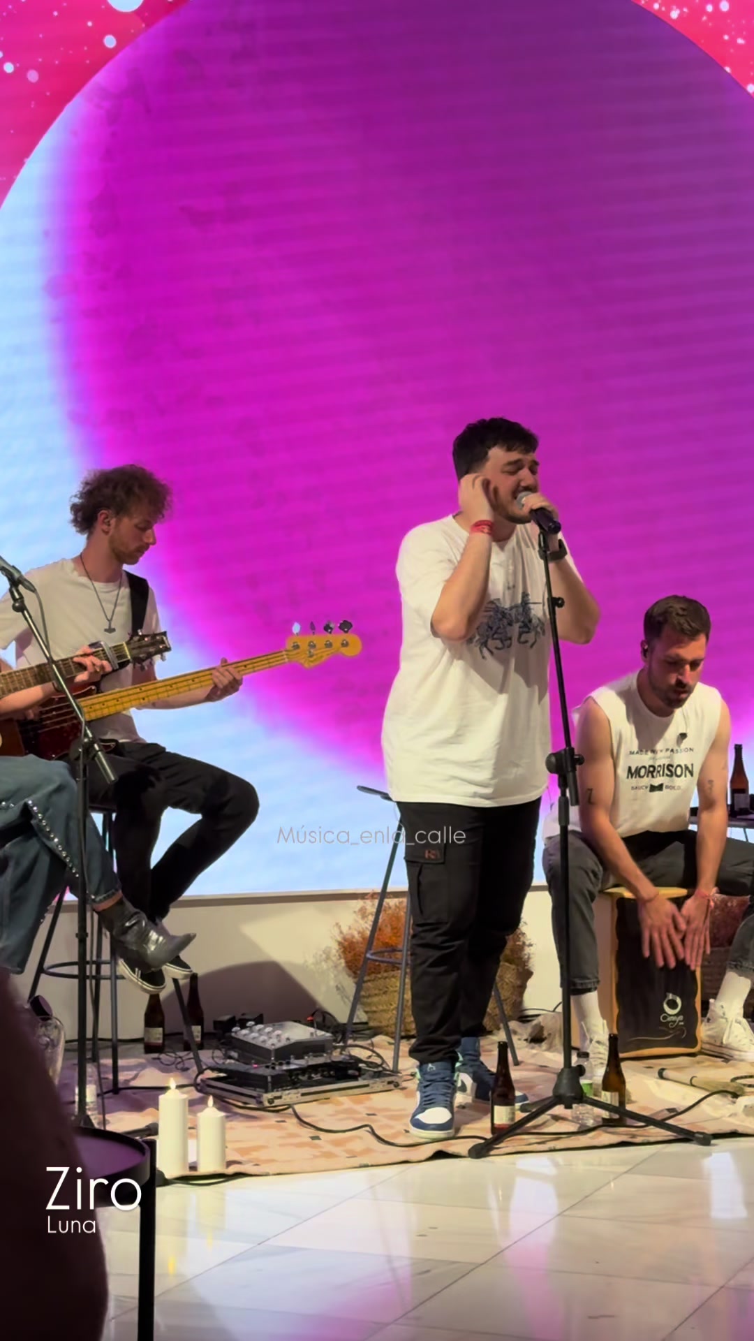 @👩&zwj;🎤M&uacute;sica en la calle🎸👩&zwj;🎤
