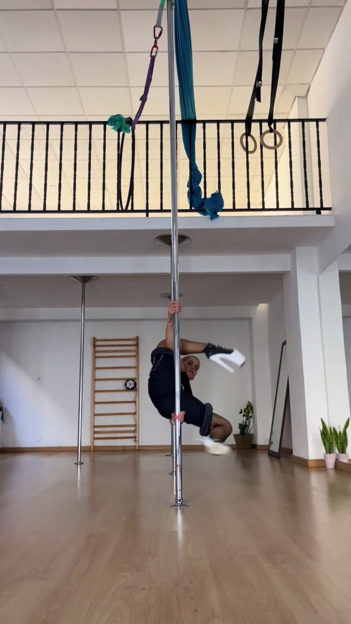@lesiapoledance