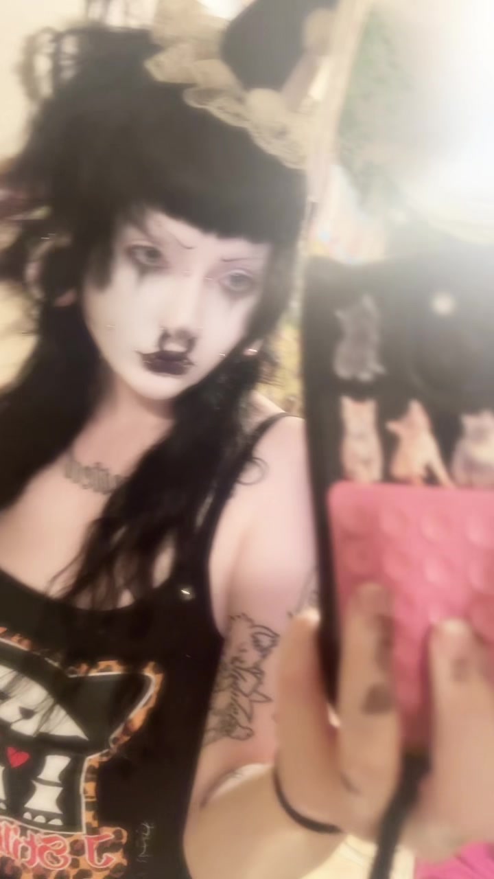 @audreysaysmeow