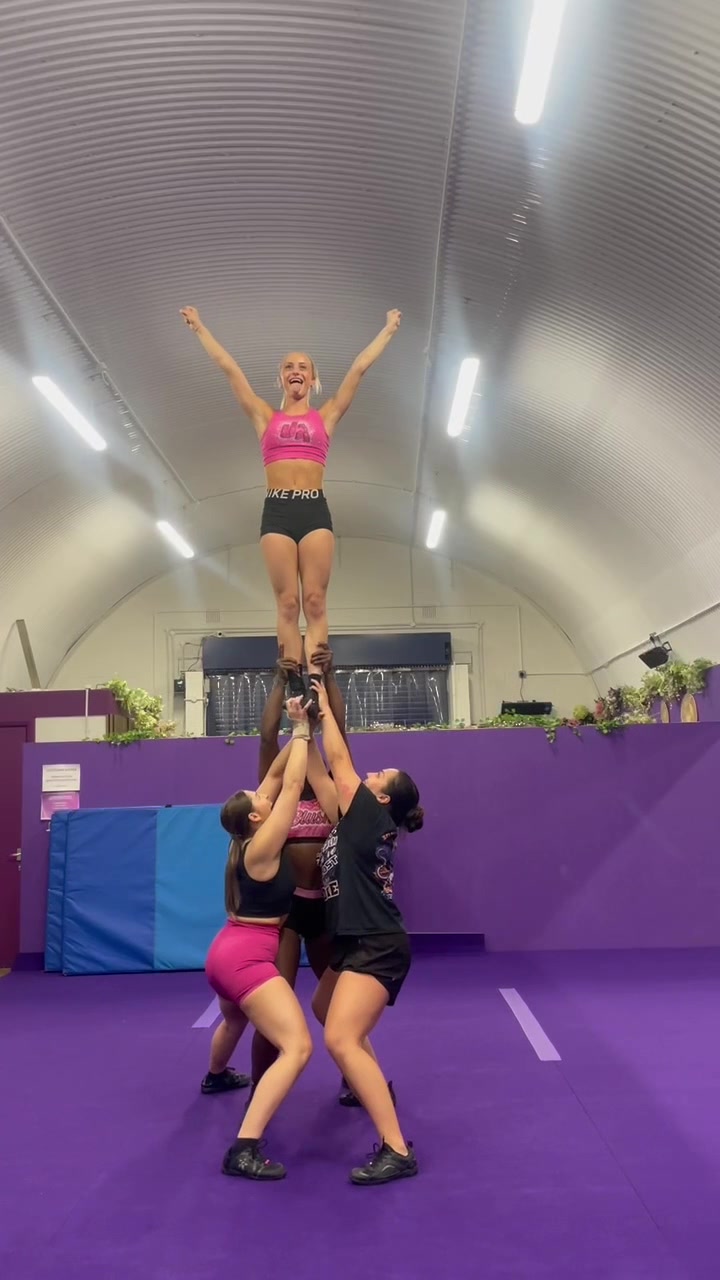 @Cheerleader_Liv