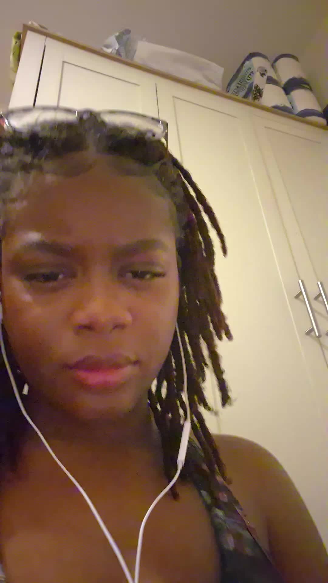 @😋🫰🏾