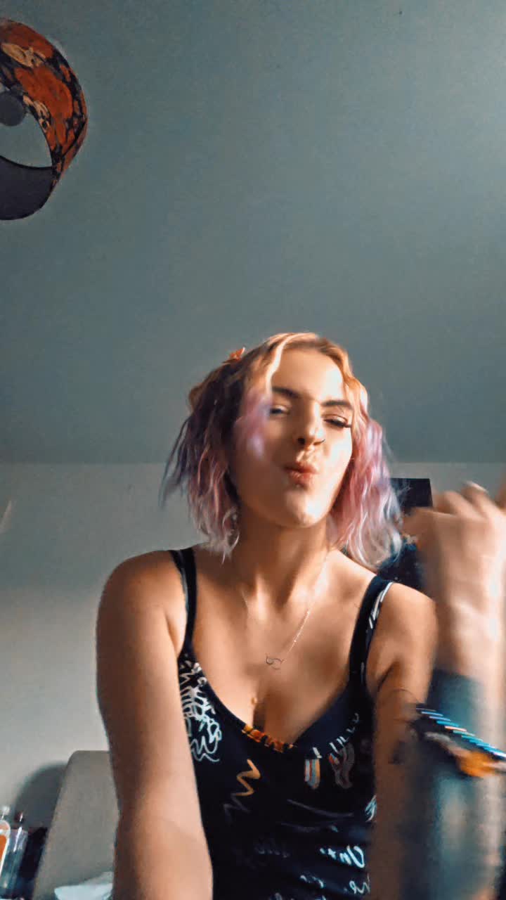 @Adora