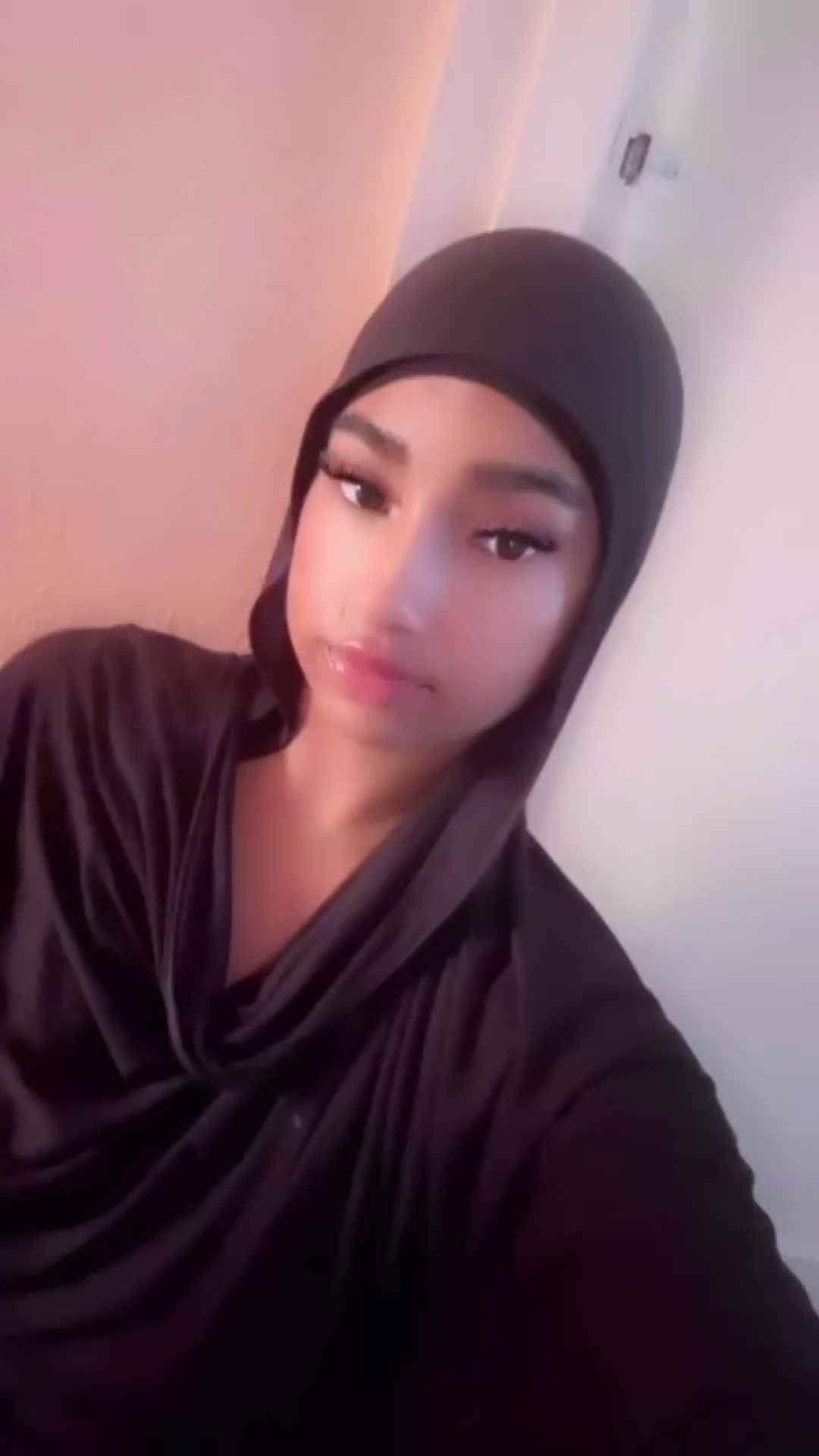 @￶ ꨄ