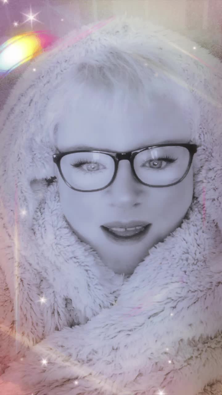 @Itsmedeedee