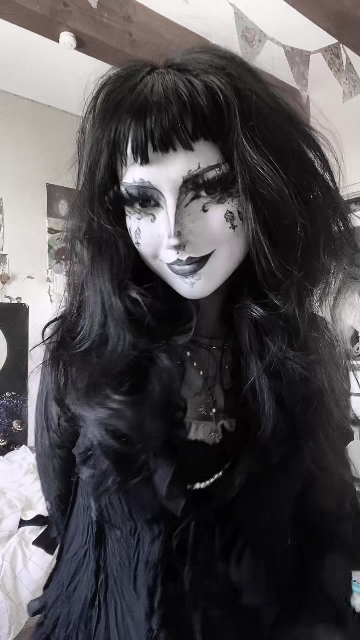@♱𝕯𝖔𝖑𝖑𝖞 𝖙𝖍𝖊 𝕲𝖍𝖔𝖚𝖑♱