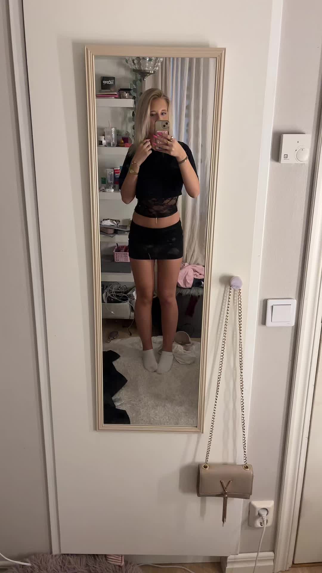 @𝕃𝕚𝕤𝕖𝕟