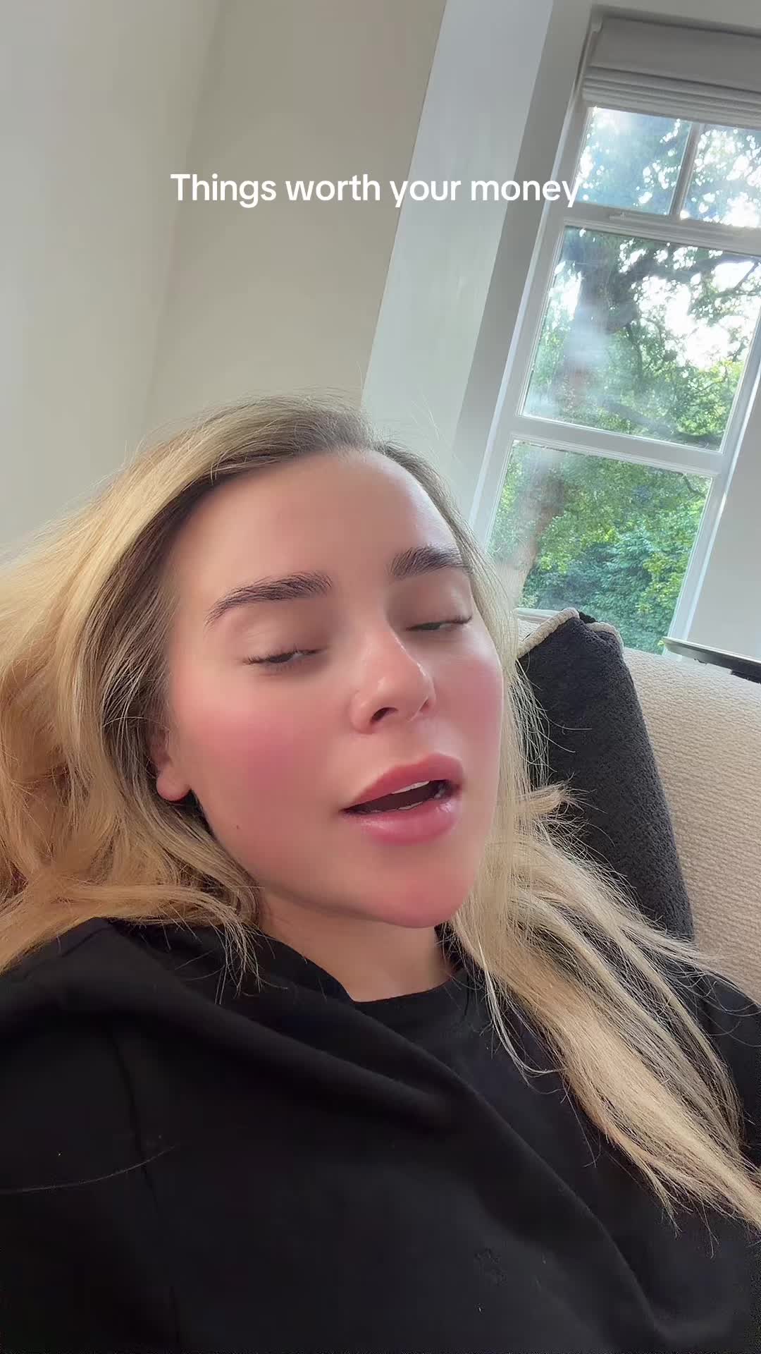 @LivvyRoberts🖤