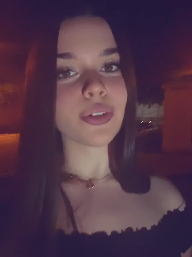 @𝐄