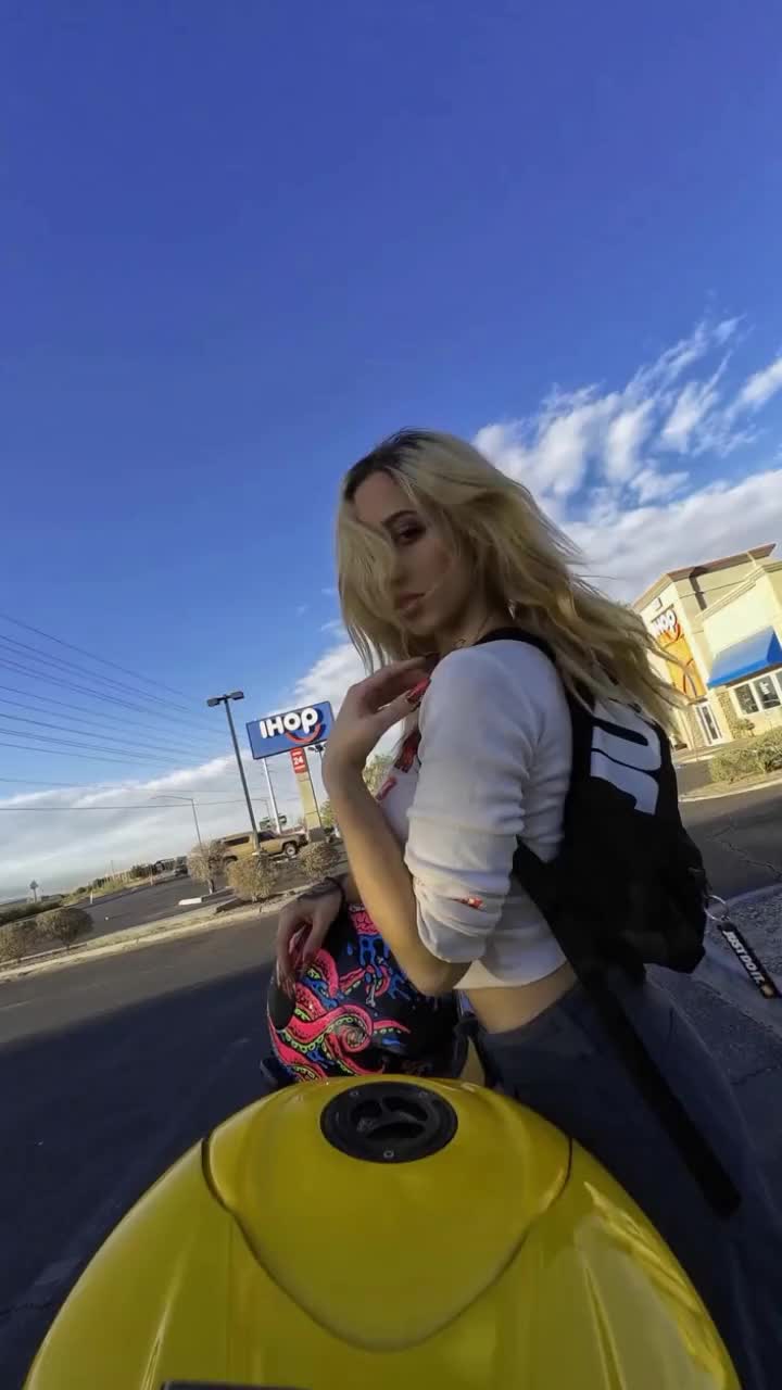 Itskarlianne (@itskarliannex) - Urlebird