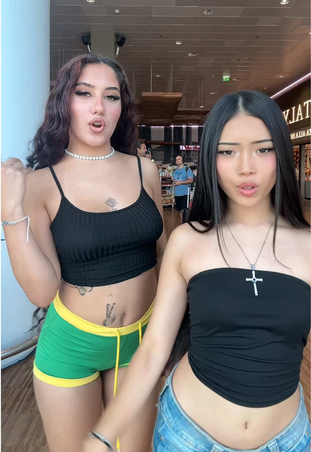 @𝘓𝘢𝘳𝘢 💕