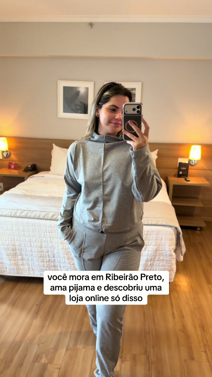 @anadelamonica