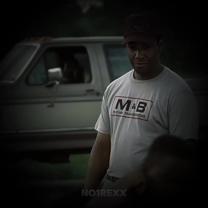 @<• • •>