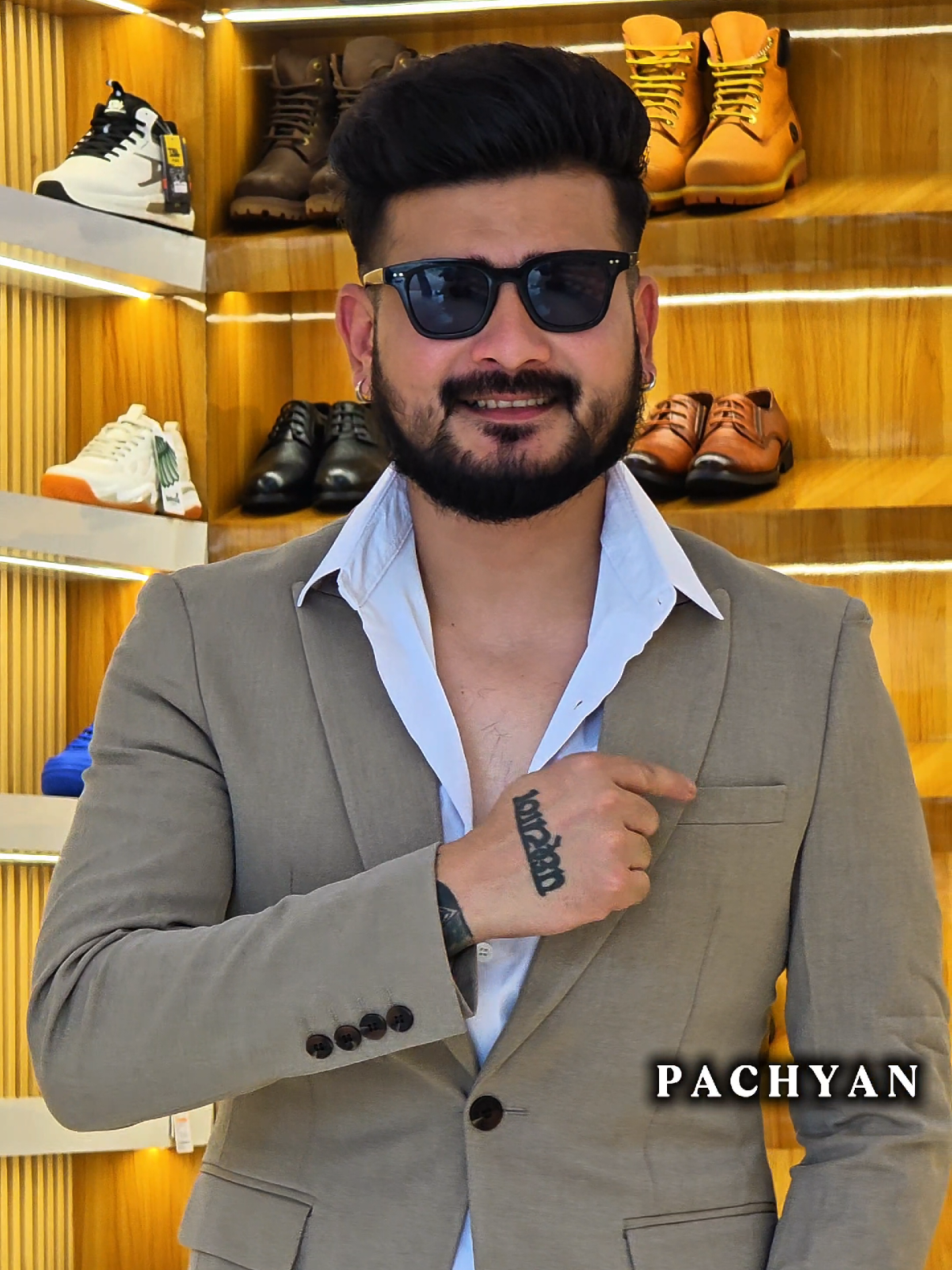 @पछ्याण wears
