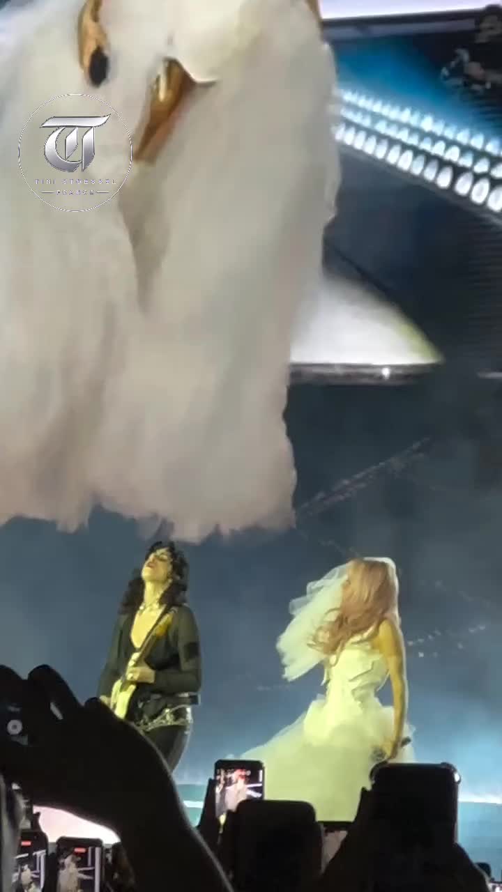 @Tini Stoessel France 🇫🇷
