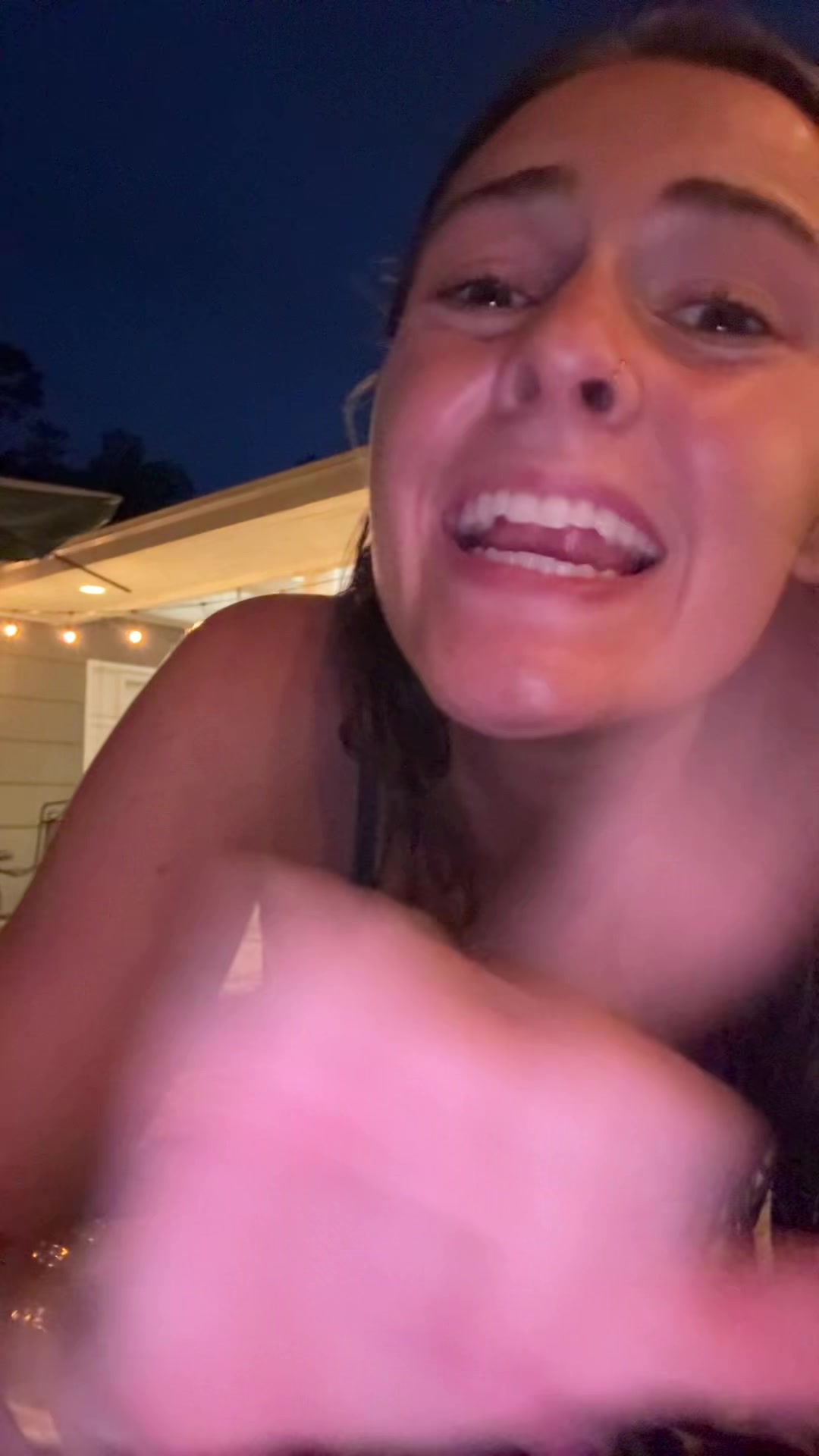 @🧍🏼&zwj;♀️