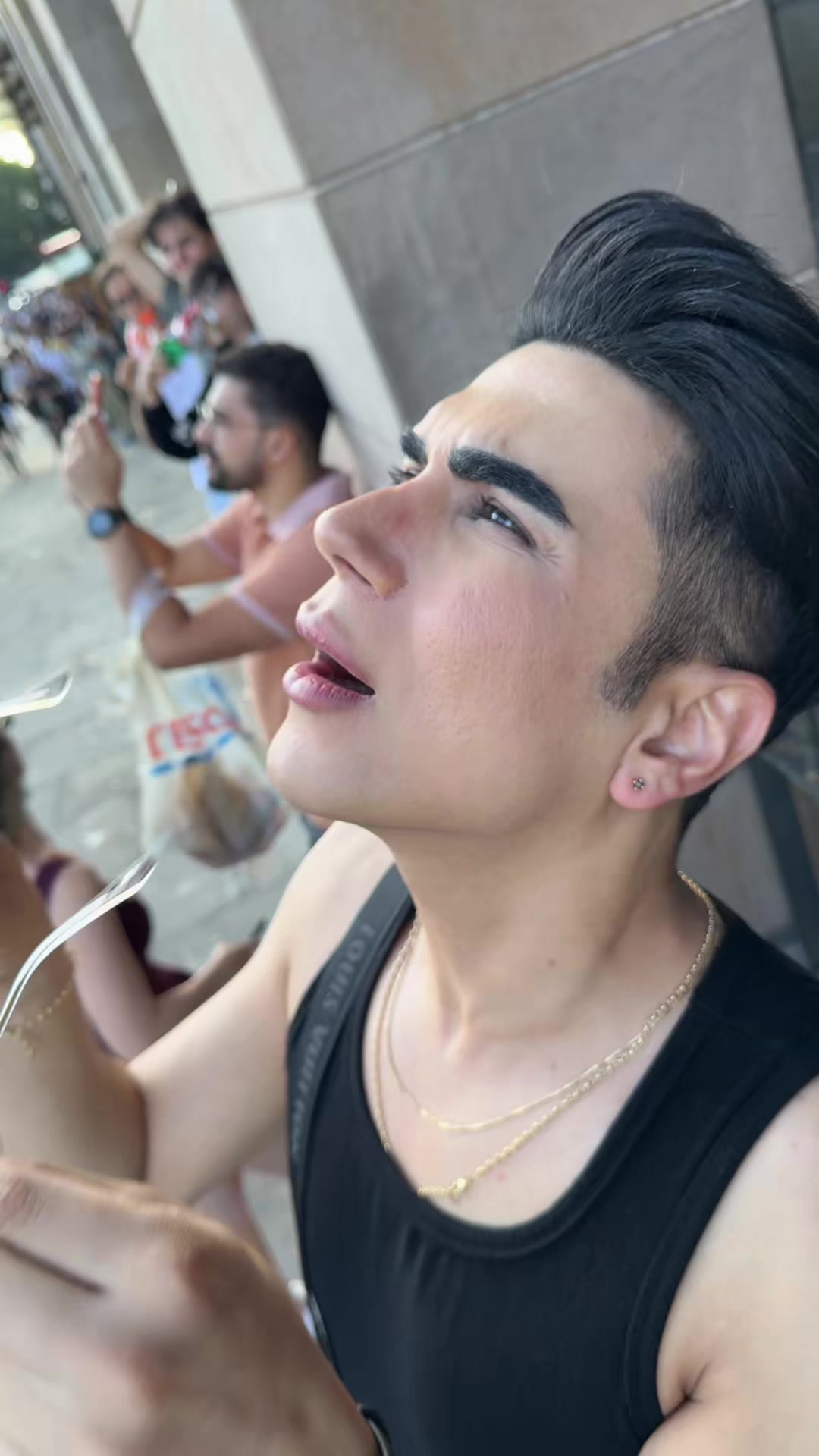 @Ken_
