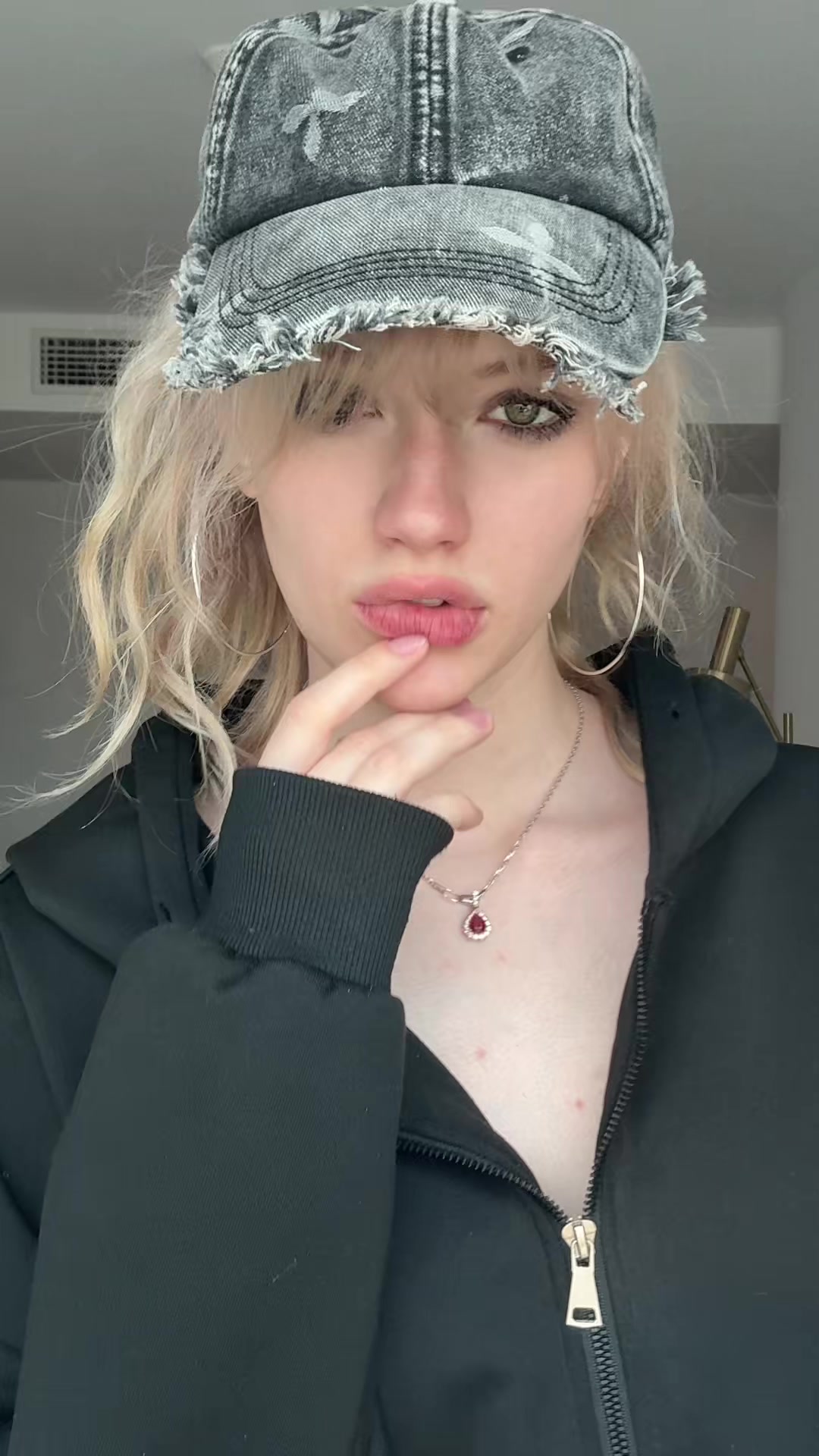 @MarisaLeona_