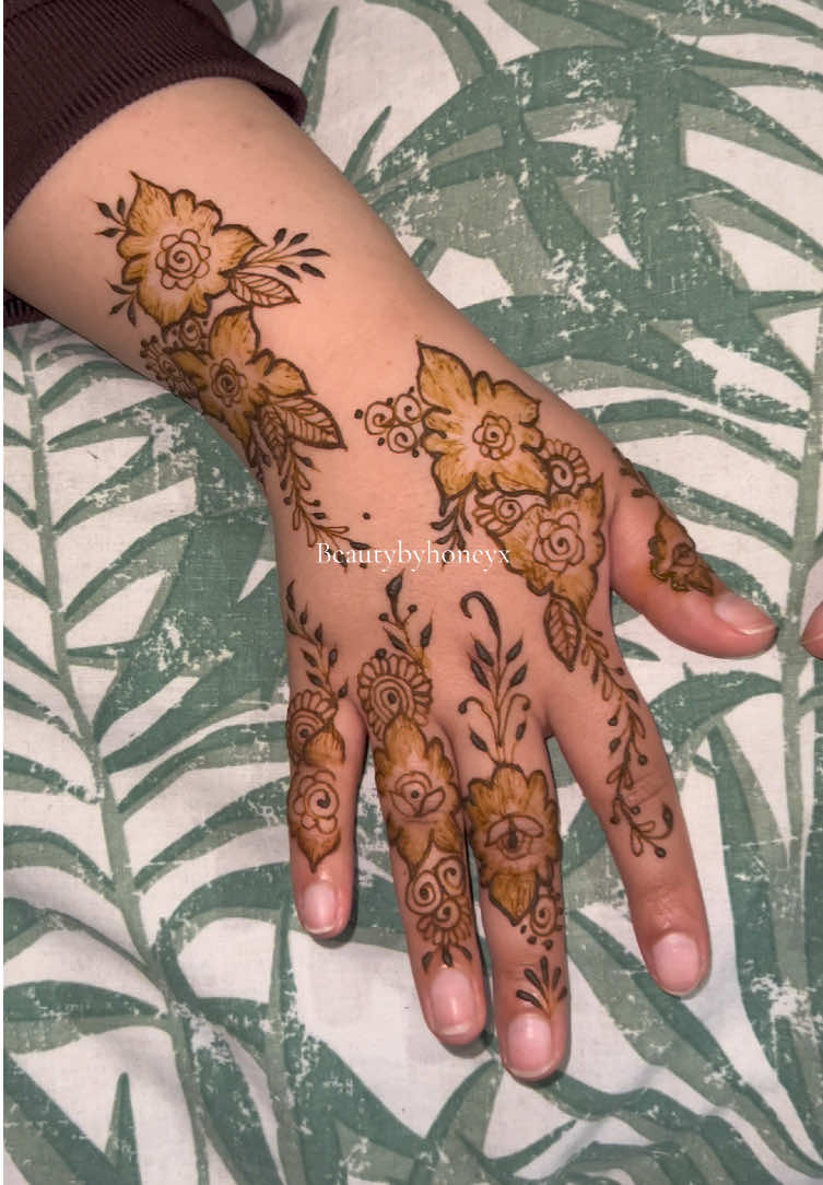 @🌿Massage & Henna🌿