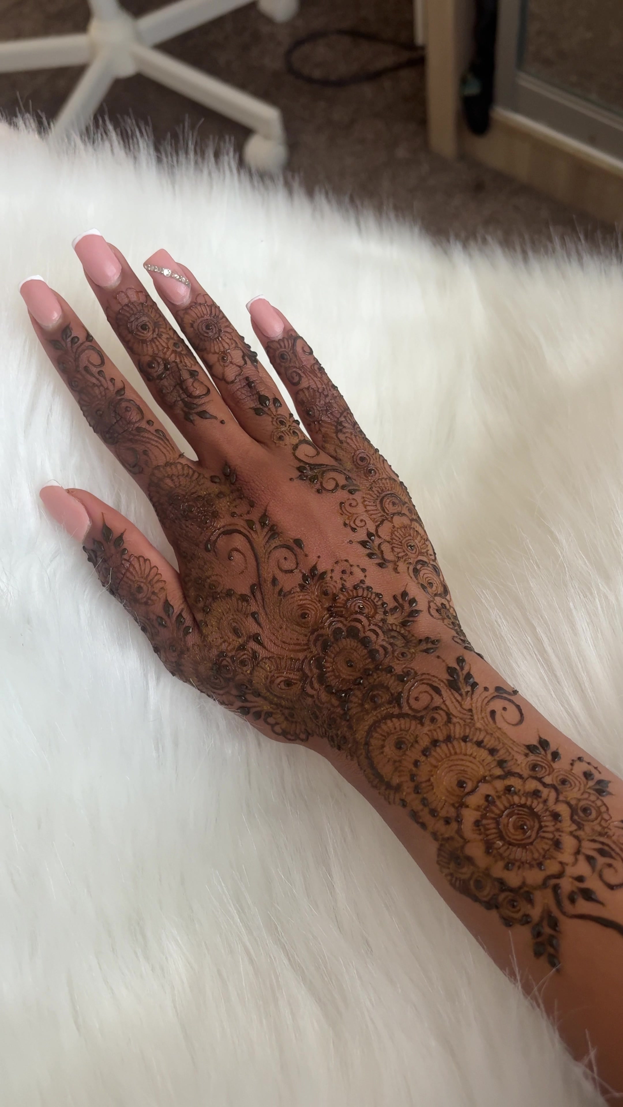 @ayshahhenna_artist