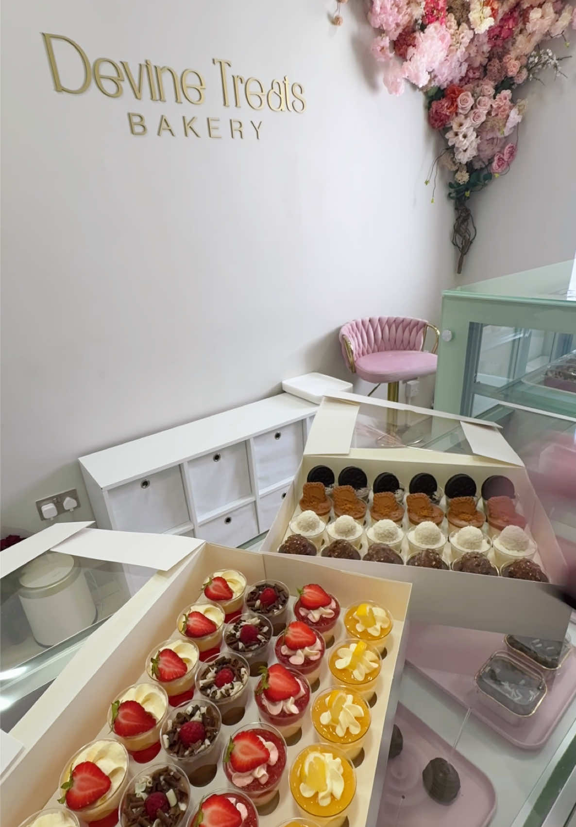 @devinetreatsbakery