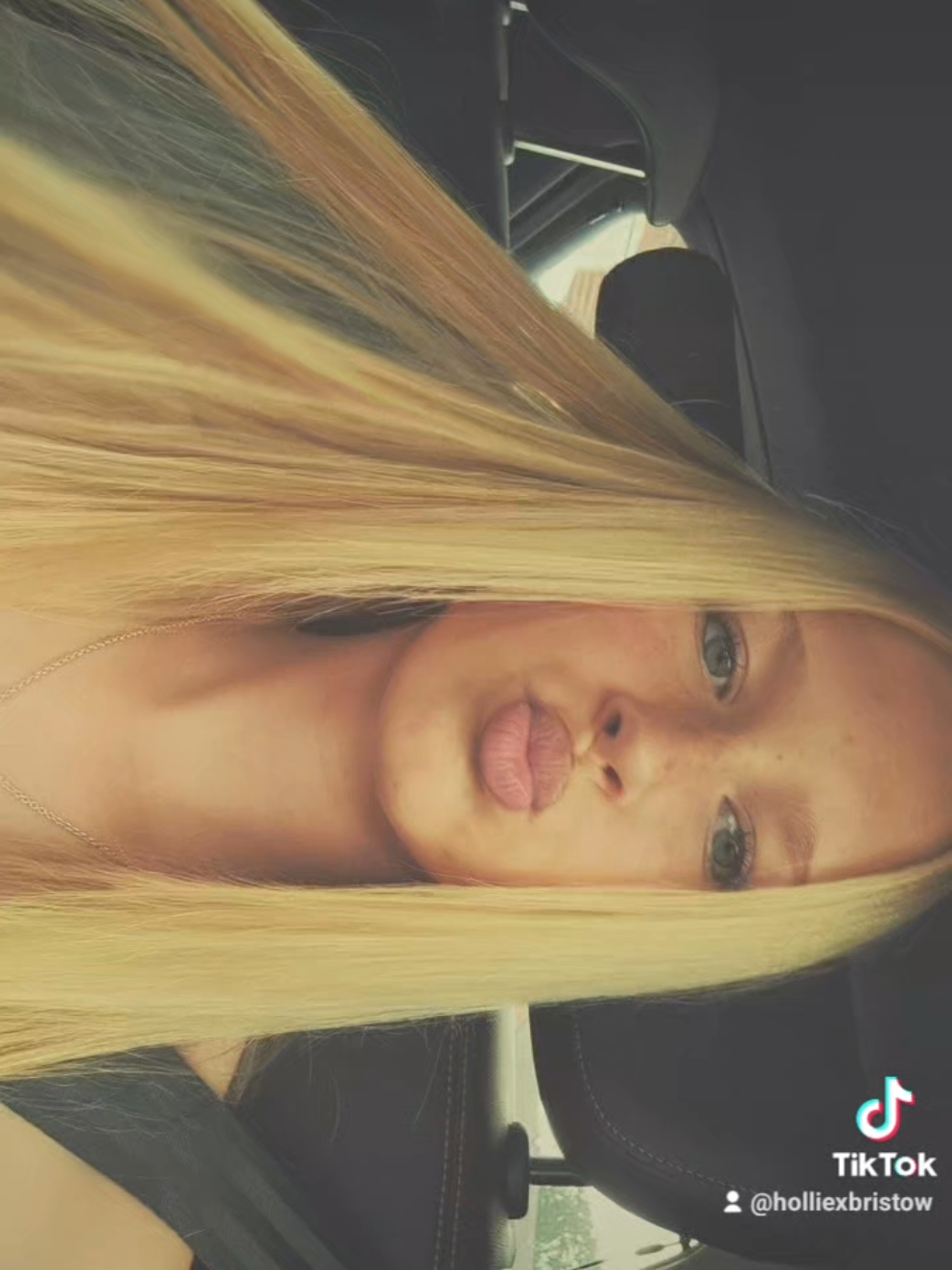 @𝐡𝐨𝐥𝐥𝐢𝐞