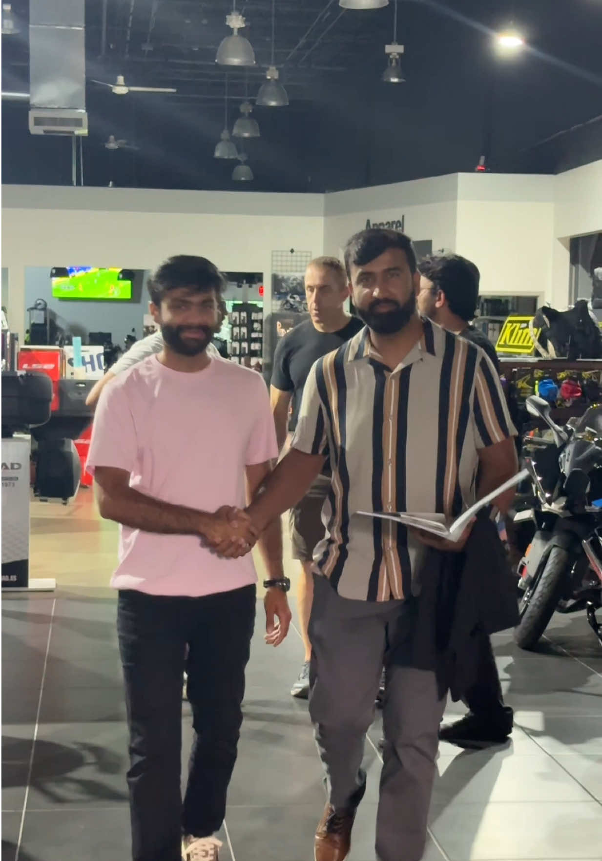 @Ali Malhi 10 🇺🇸🇵🇰