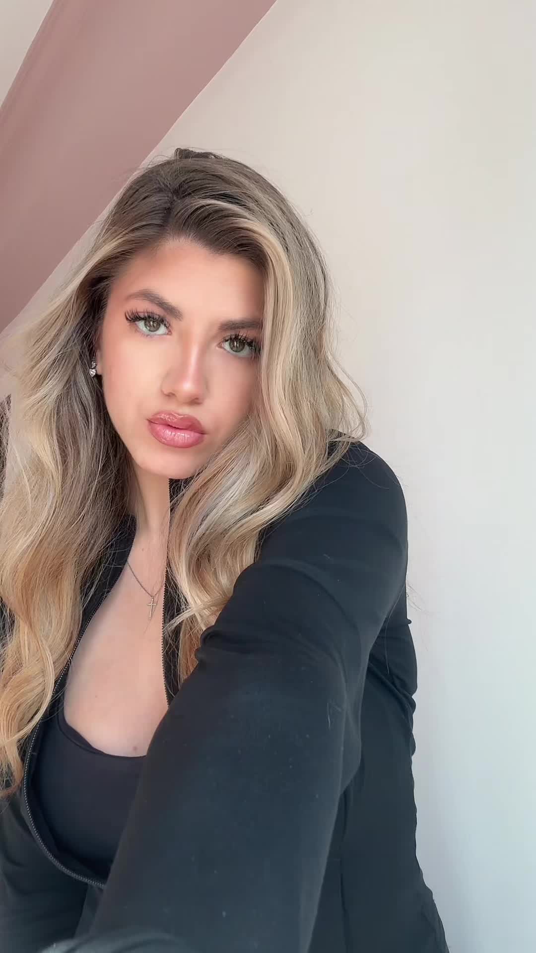 @ℰ𝒾𝓇𝒾𝓃𝒾 𝒩𝓉ℴ𝓋𝒶