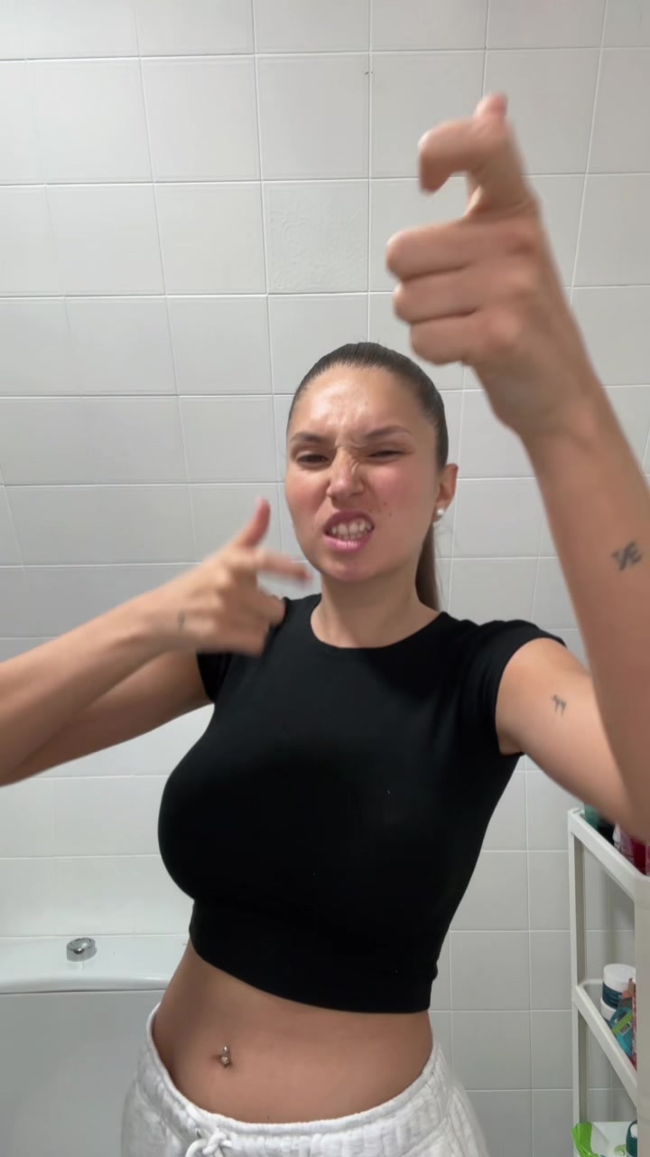 @aroneey10