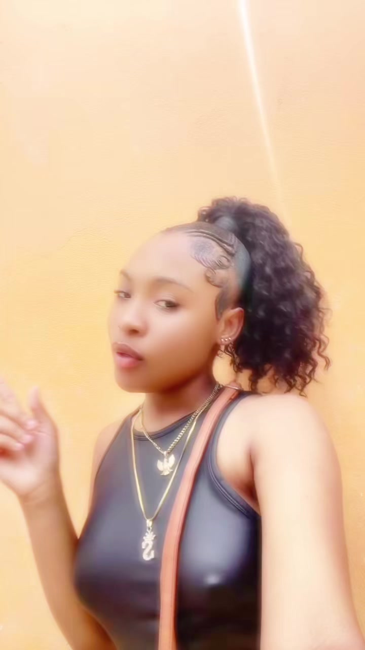 @niaabaee__