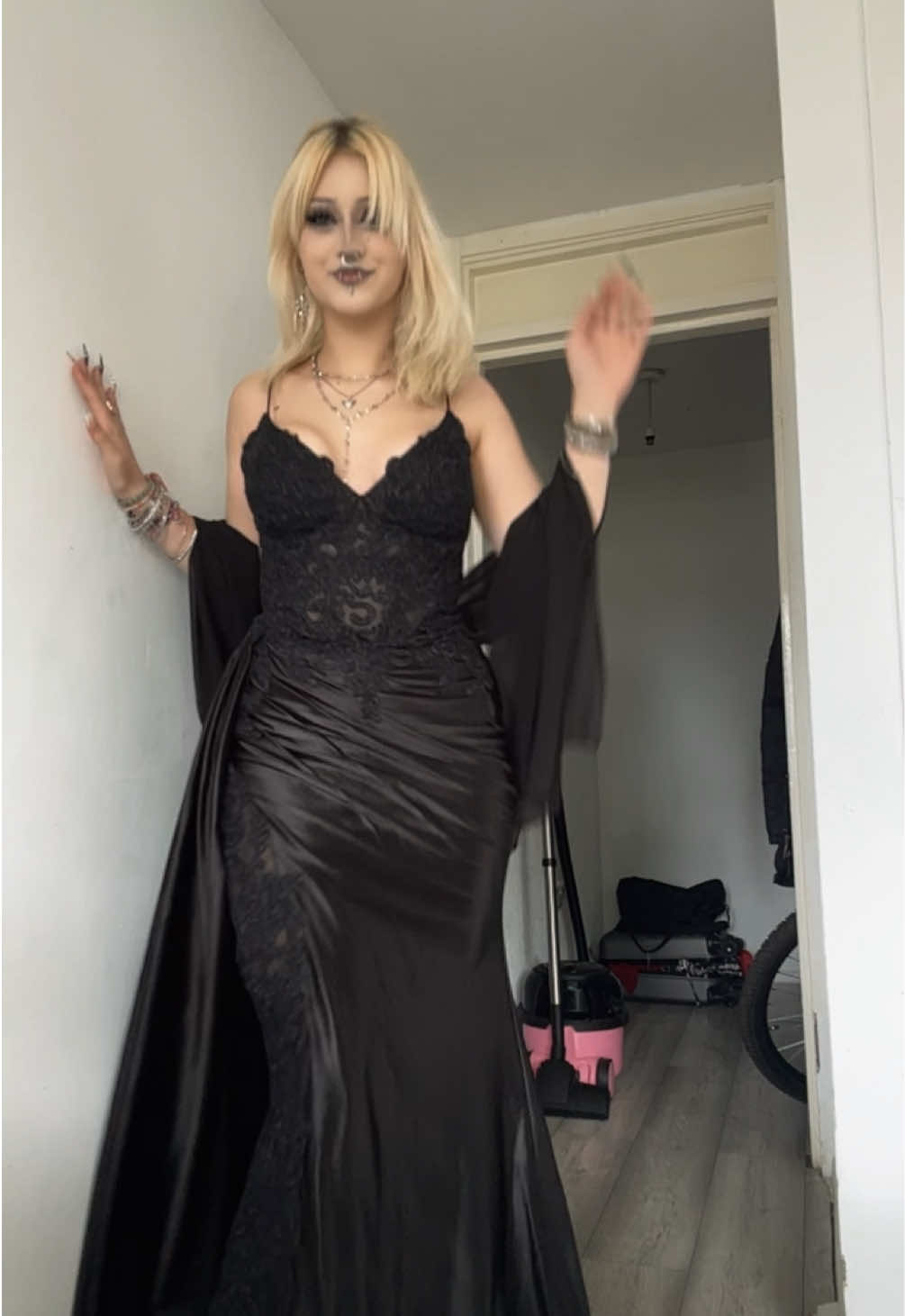 @🧟&zwj;♀️