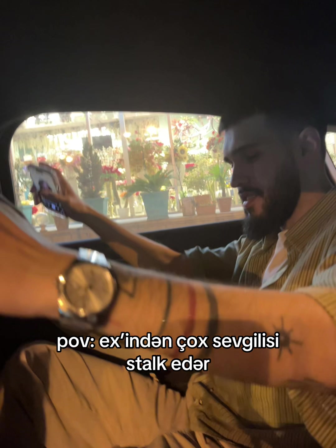 @E J