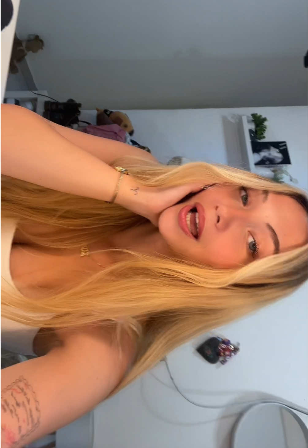 @Ella.