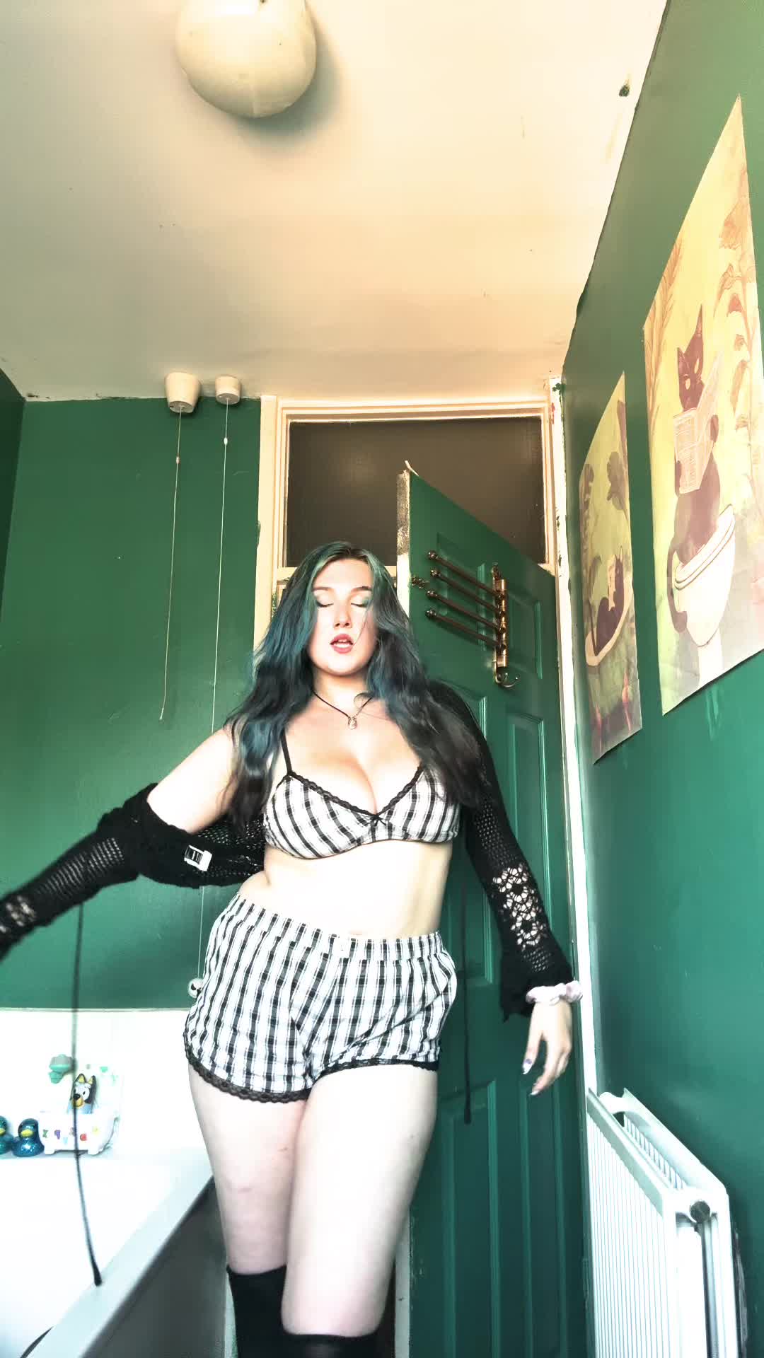 @🥀miku🦇