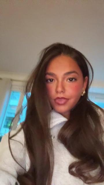 @sh&eacute;rone👩🏽&zwj;❤️&zwj;💋&zwj;👩🏽