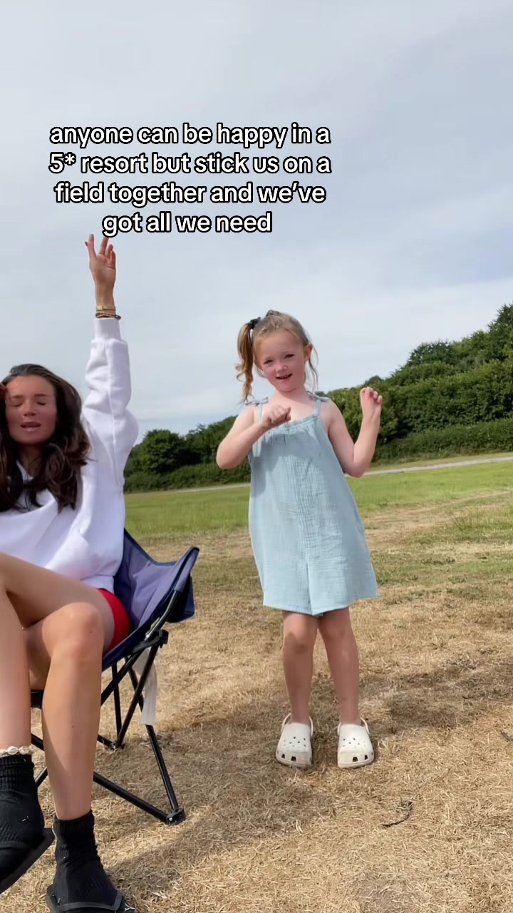 @Elliepaige3