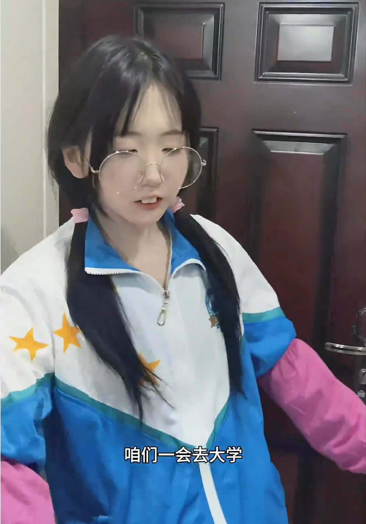 @明越